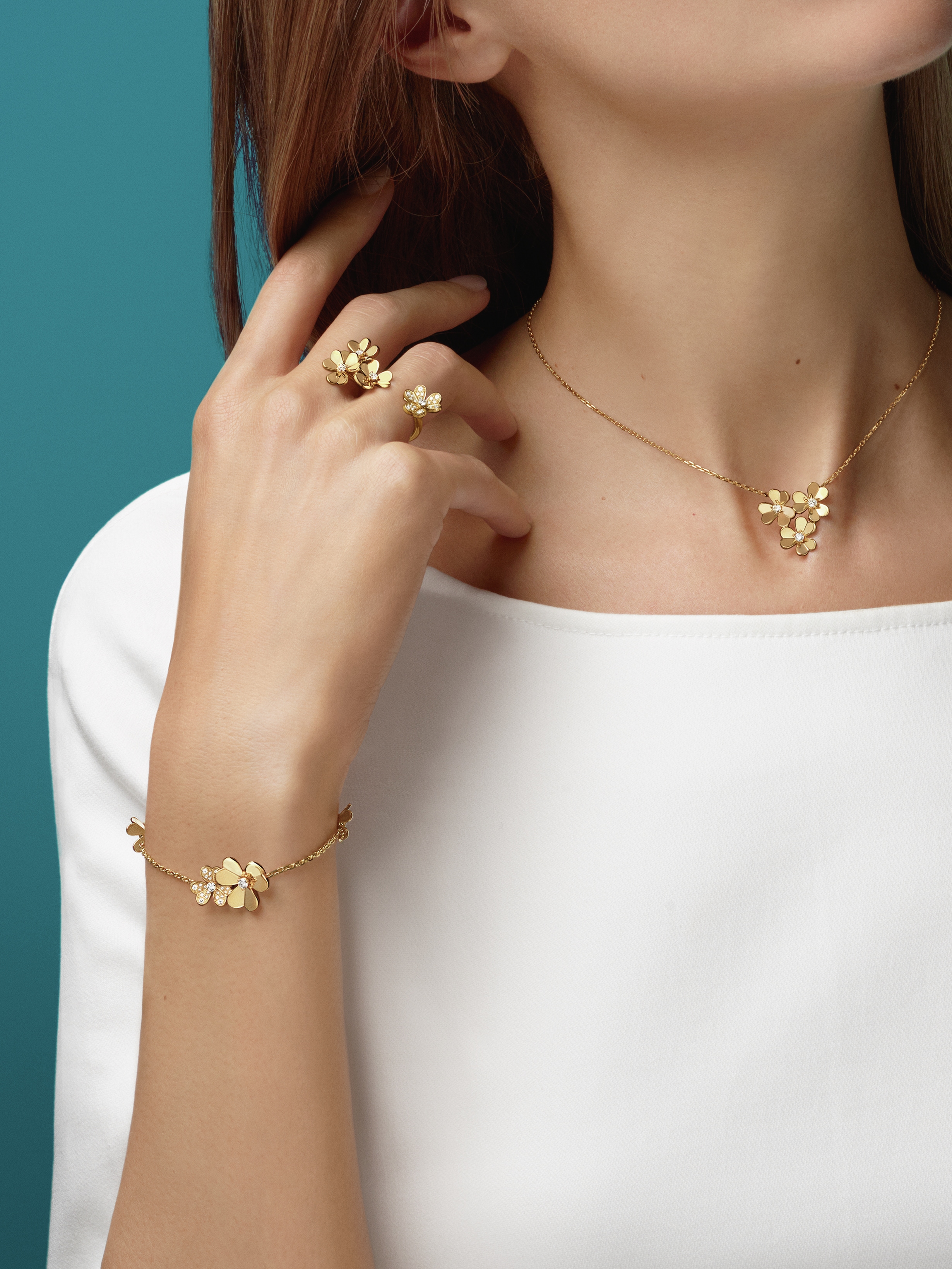 Frivole pendant, 3 flowers, mini model, 18K yellow gold, Diamond:  3 stones,  0.16 carat, Worn Detail, Jewelry Pendent - Van Cleef & Arpels