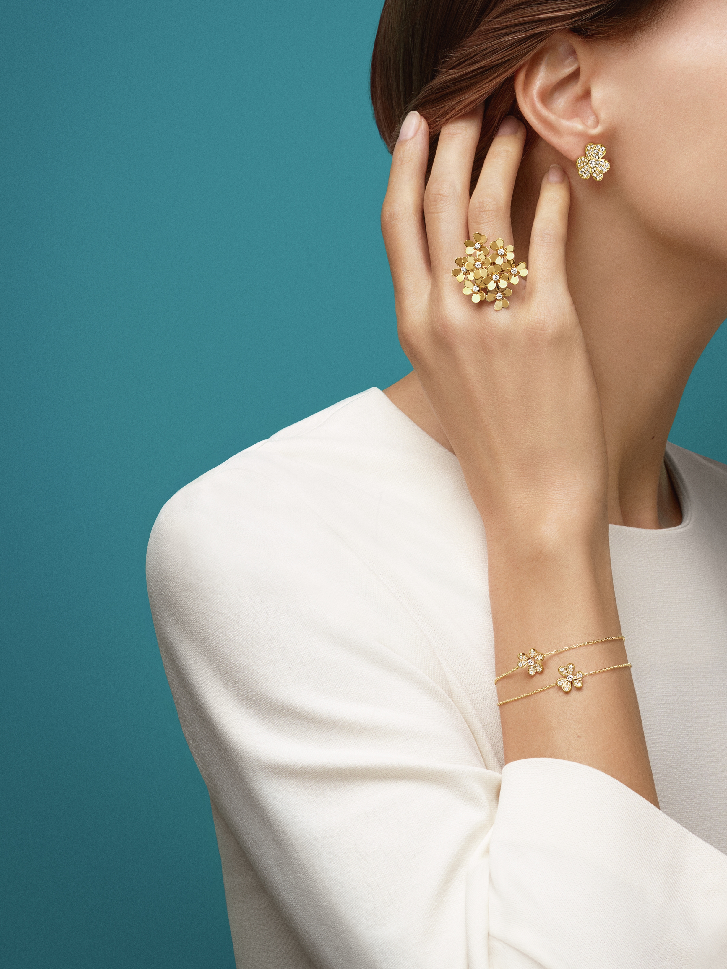 Frivole bracelet, mini model, 18K yellow gold, Diamond:  25 stones,  0.21 carat, Worn Detail, Jewelry Bracelet - Van Cleef & Arpels