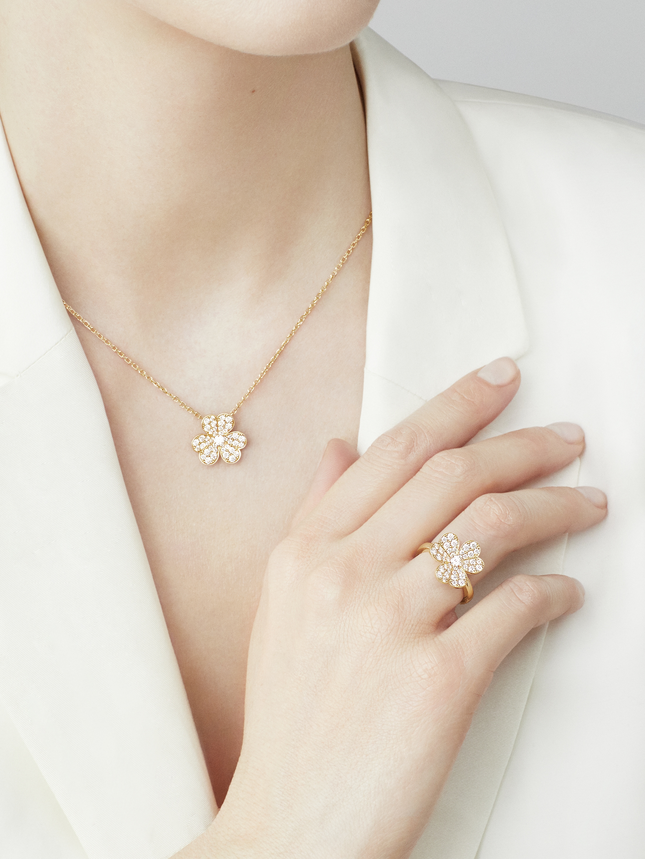 Frivole ring, 1 flower, small model, 18K yellow gold, Diamond:  43 stones,  0.77 carat, Worn Alternative, Jewelry Ring - Van Cleef & Arpels