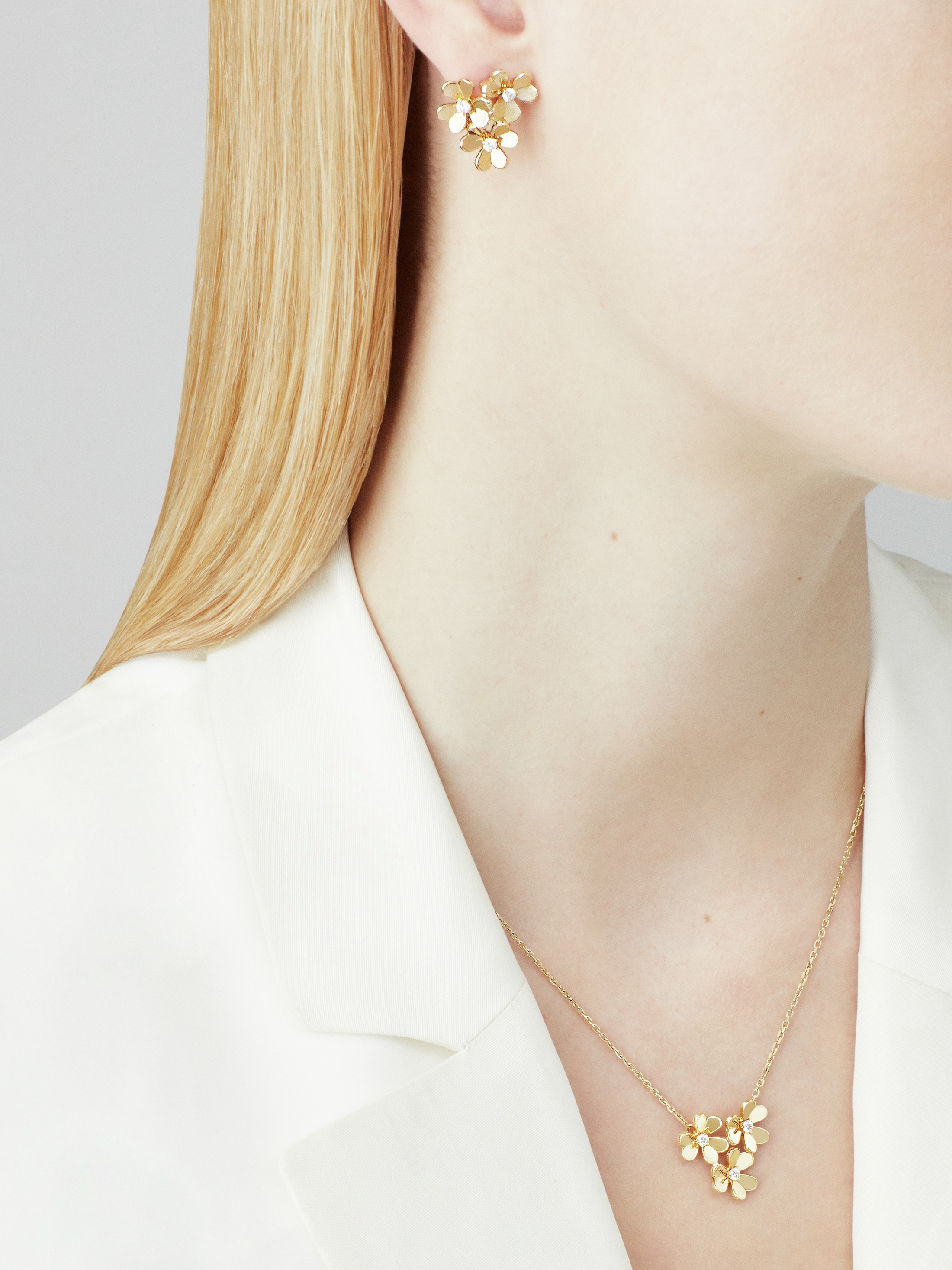 Frivole pendant, 3 flowers, mini model, 18K yellow gold, Diamond:  3 stones,  0.16 carat, Worn Alternative, Jewelry Pendent - Van Cleef & Arpels