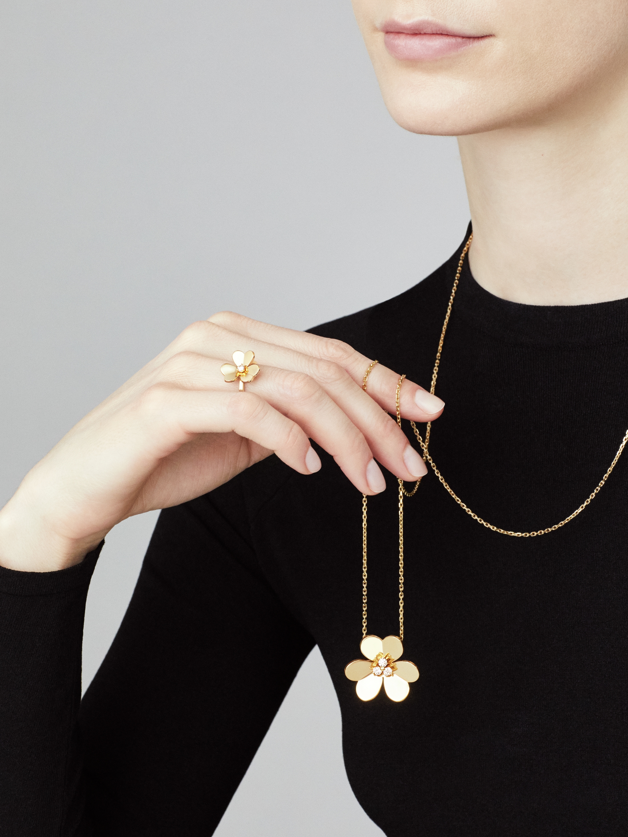 Frivole clip pendant, very large model, 18K yellow gold, Diamond:  3 stones,  0.41 carat, Worn Alternative, Jewelry Clip Pendant - Van Cleef & Arpels