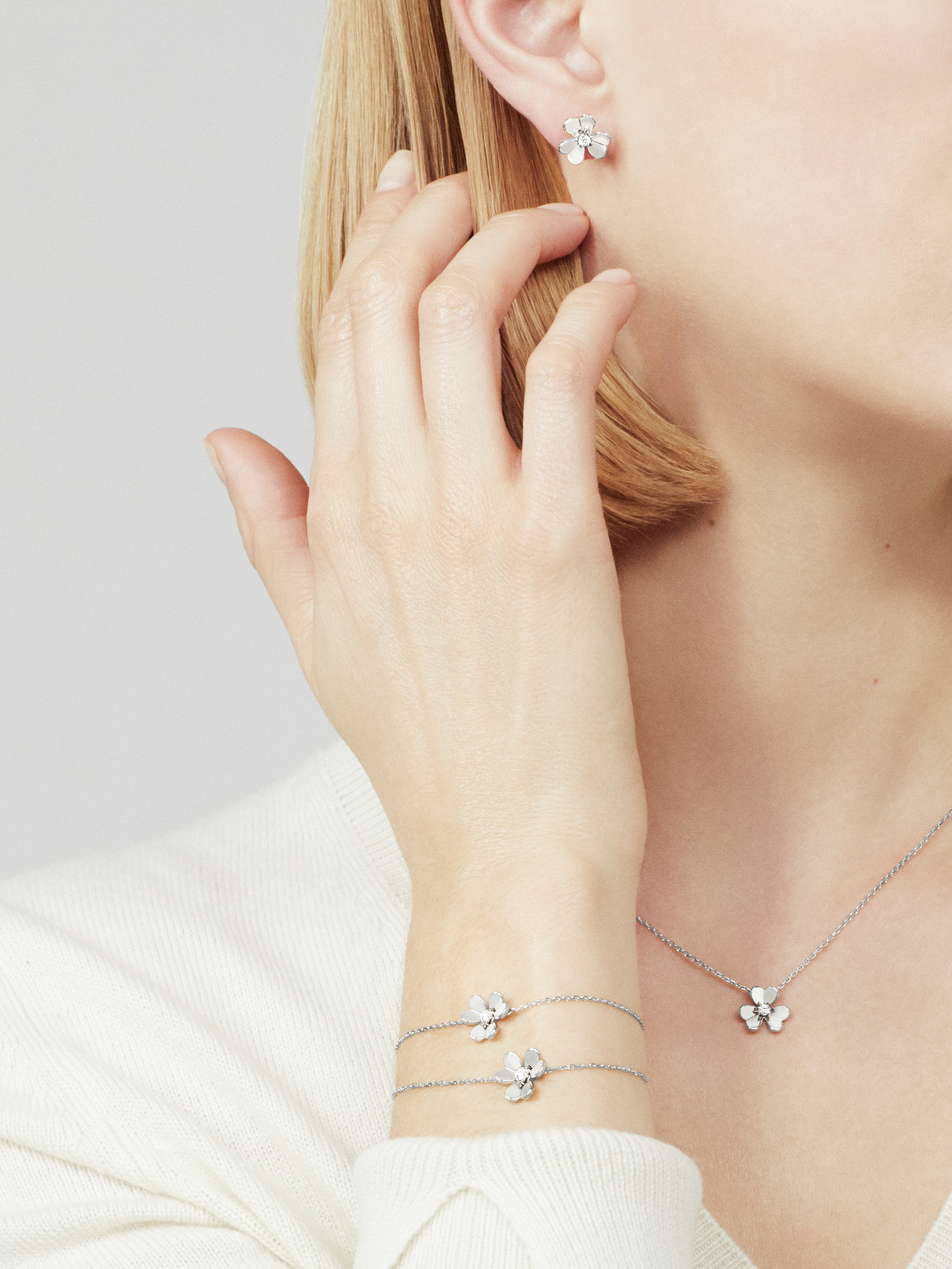 Frivole pendant, mini model, 18K white gold, Diamond:  1 stone,  0.05 carat, Worn Alternative, Jewelry Pendent - Van Cleef & Arpels