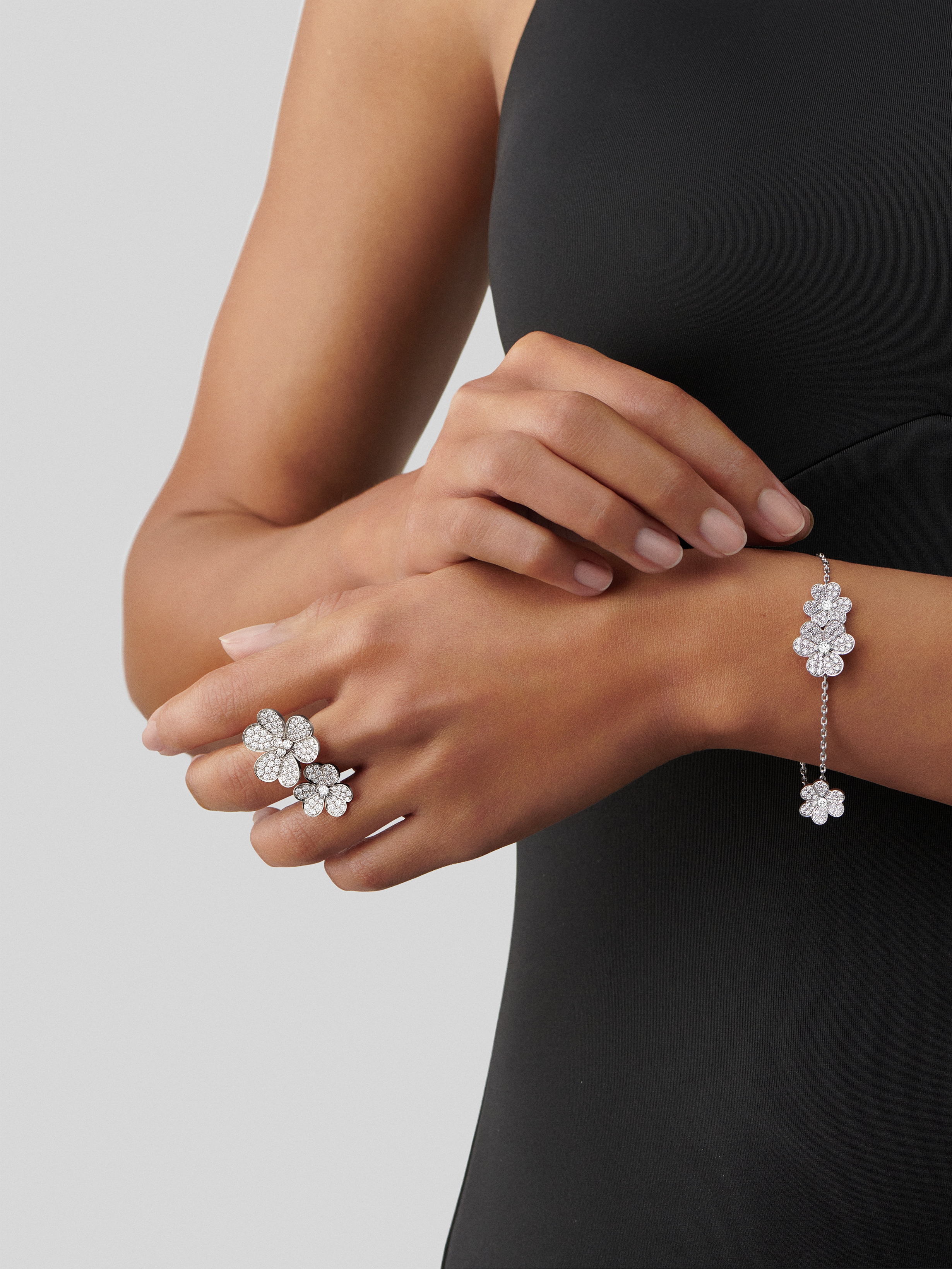 Frivole Between the Finger ring, 18K white gold, Diamond:  112 stones,  2.1 carats, Worn Detail, Jewelry Ring - Van Cleef & Arpels