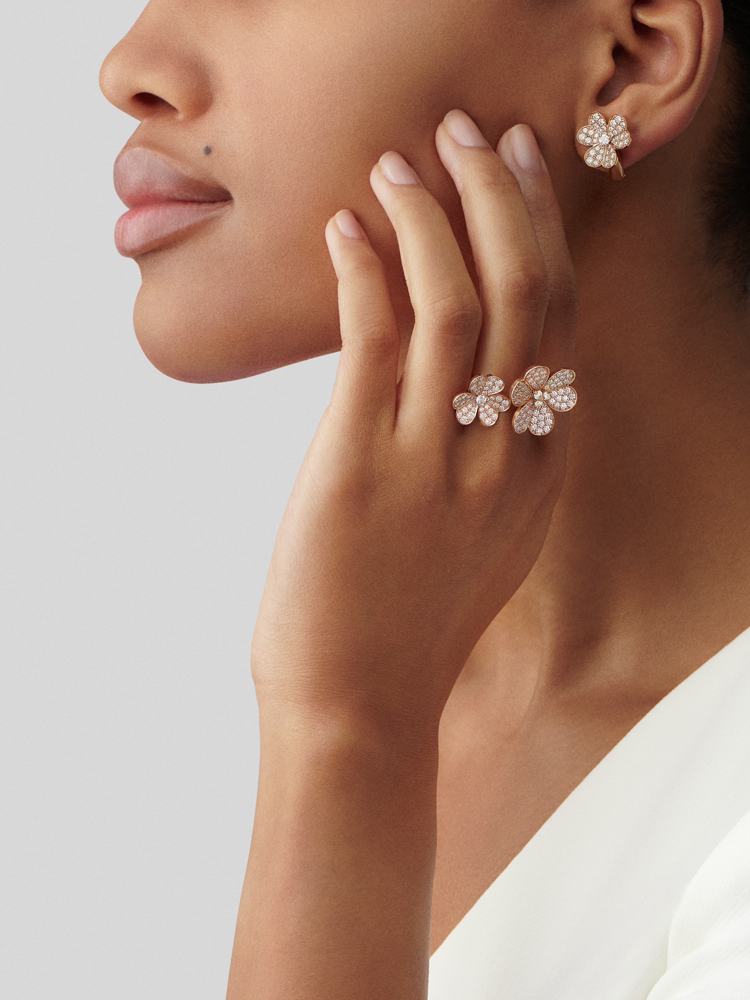 Frivole Between the Finger ring, 18K rose gold, Diamond:  112 stones,  2.13 carats, Worn Alternative, Jewelry Ring - Van Cleef & Arpels