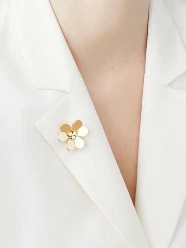 Frivole clip pendant, very large model, 18K yellow gold, Diamond:  3 stones,  0.41 carat, Worn Detail, Jewelry Clip Pendant - Van Cleef & Arpels