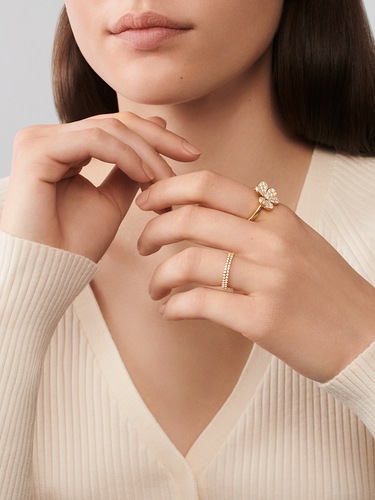 Frivole ring, 1 flower, small model, 18K yellow gold, Diamond:  43 stones,  0.77 carat, Worn Detail, Jewelry Ring - Van Cleef & Arpels