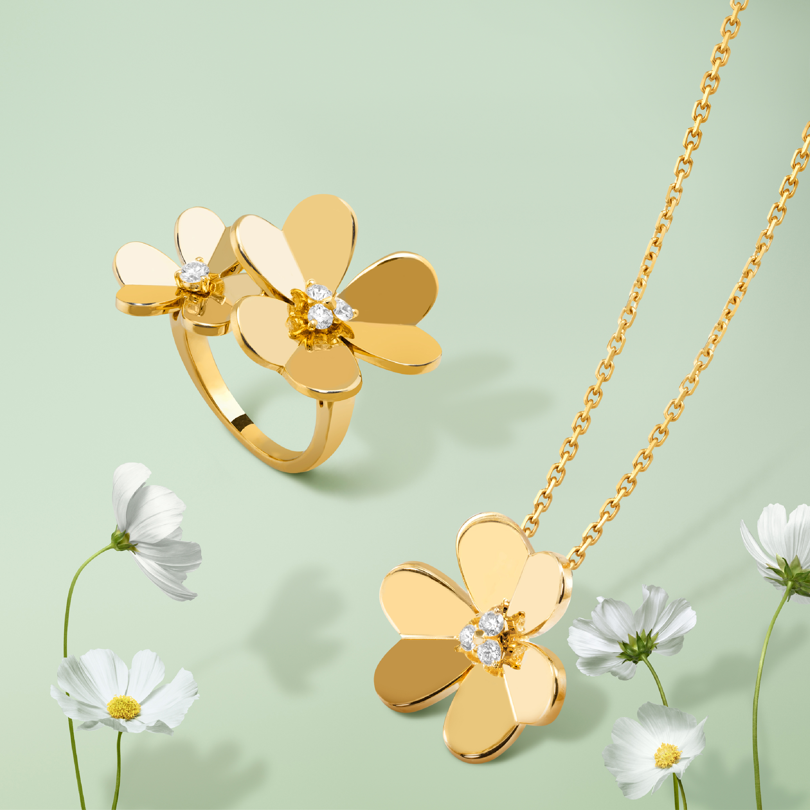 'Frivole Between the Finger ring, Frivole pendant large model, 18K yellow gold, diamonds. Frivole collection, Van Cleef & Arpels.