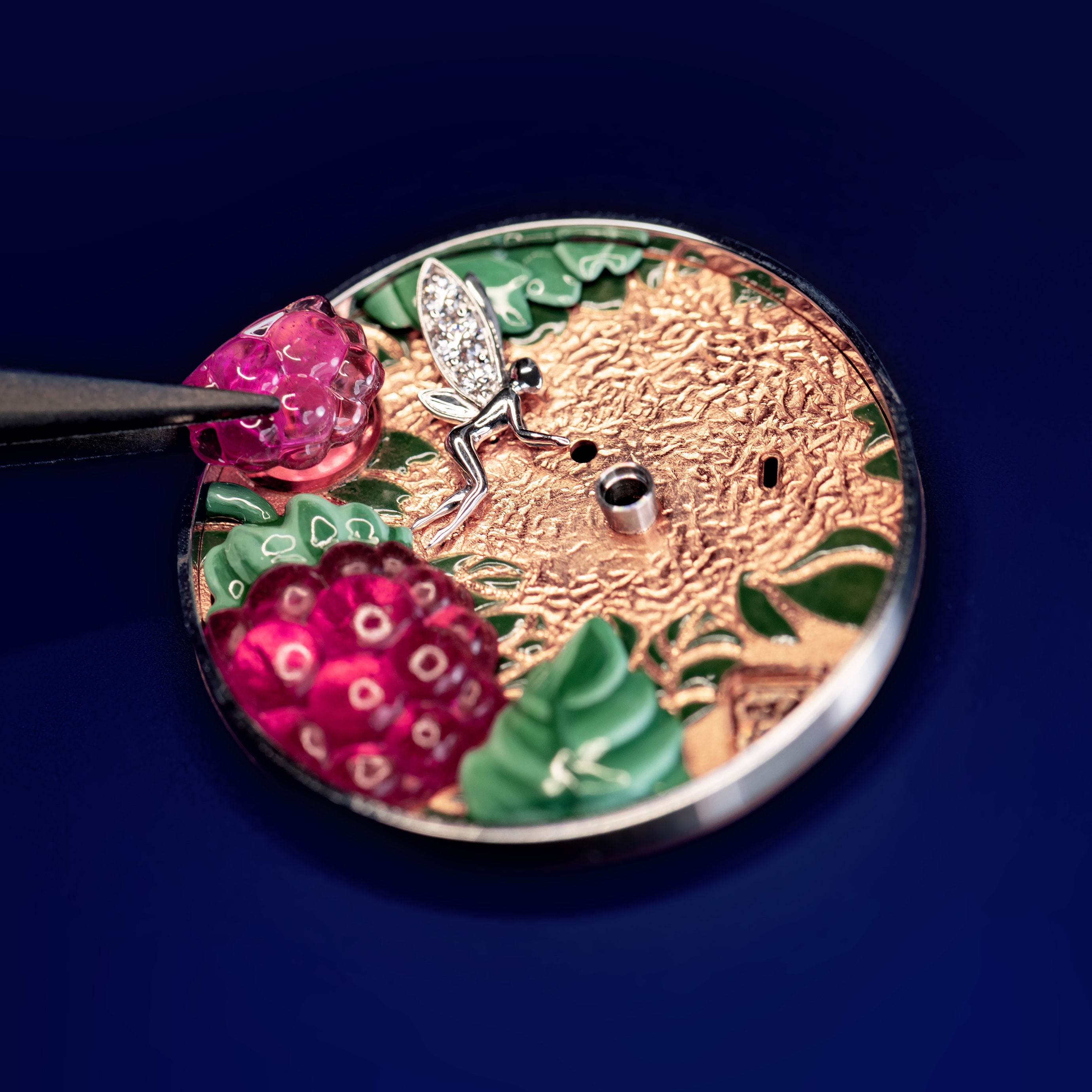 Assembling the façonné enamel raspberry on the dial. Perlée Extraordinaire Fruits Enchantés Framboise watch, Extraordinary Dials collection, Van Cleef & Arpels.