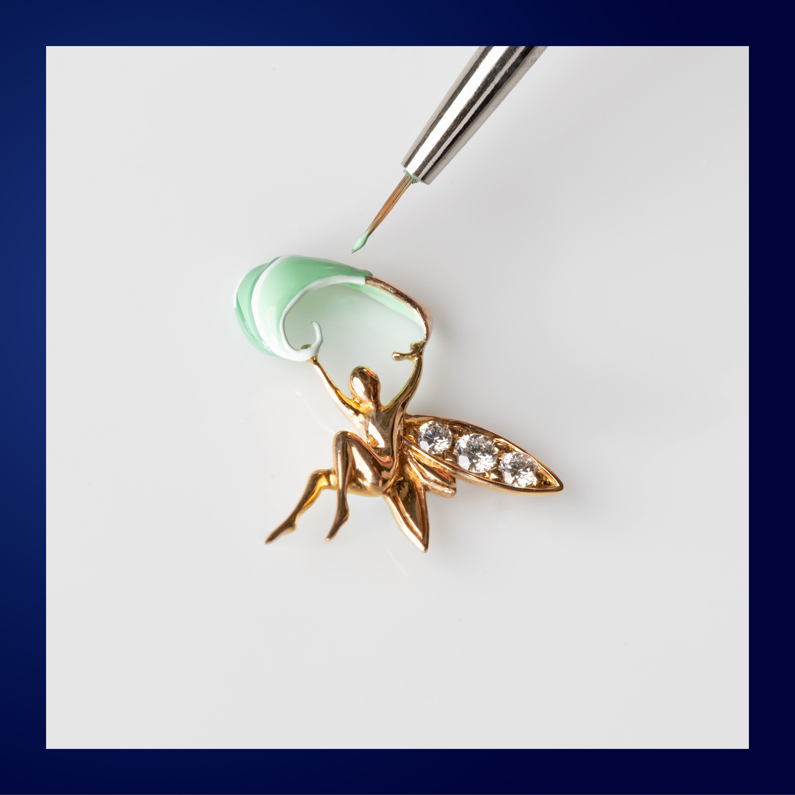 Applying miniature painting on the fairy’s leaf in rose gold. Perlée Extraordinaire Fruits Enchantés Myrtille watch, Extraordinary Dials collection, Van Cleef & Arpels.