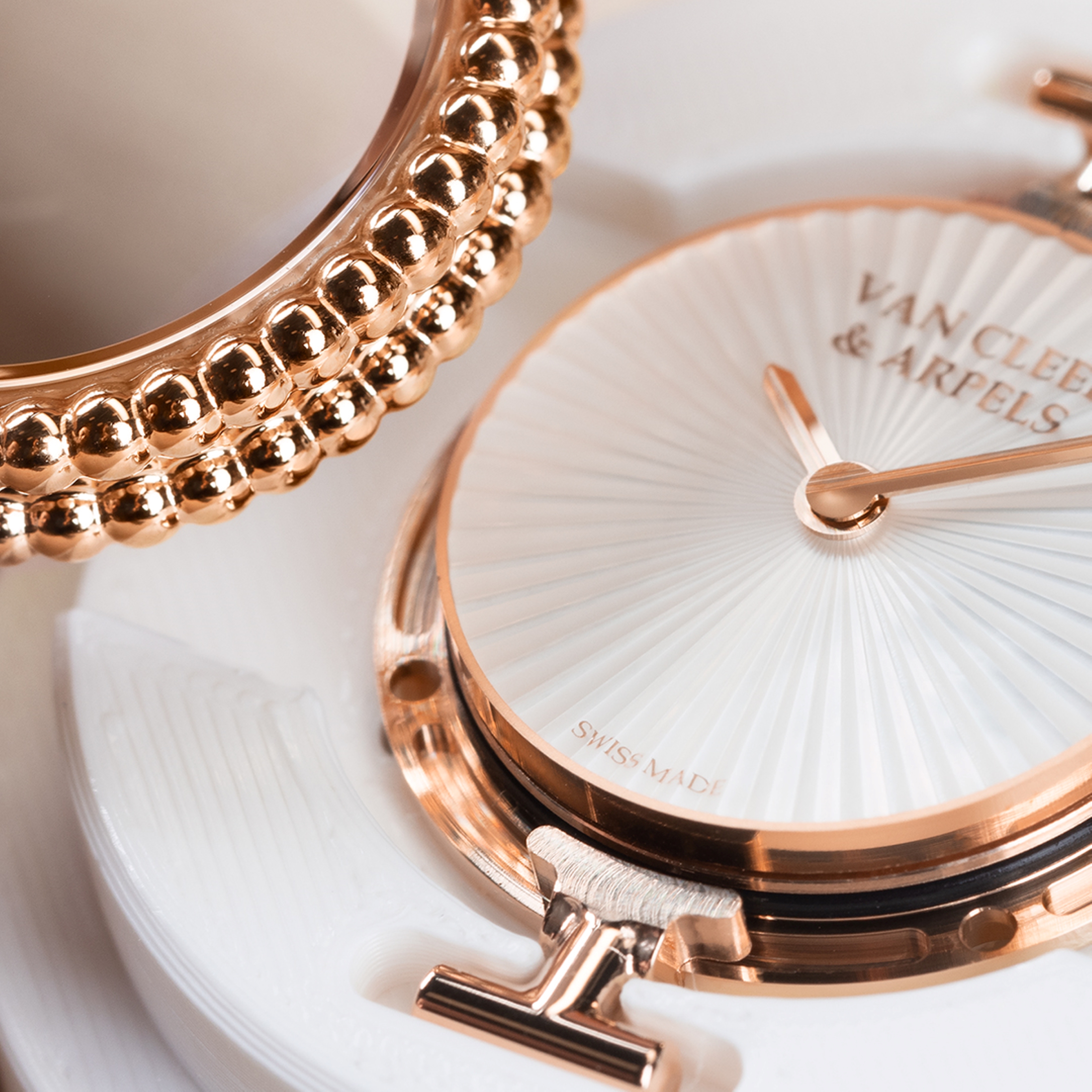 Sealing of the case, Van Cleef & Arpels.